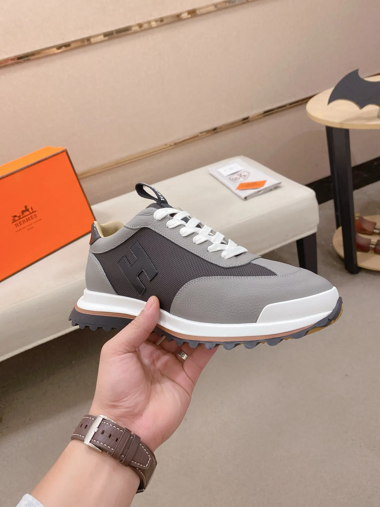 Men's shoes💰: 640💰HERMES/Hermes Leader sneakers! Tech twill, calfskin and suede goatskin sneakers featuring paneled multicolor twill, calfskin and suede. Lightweight geometric sole for a stylish urban look. Product details: White and orange rubber sole Black rubber sole with orange rubber insert Light natural leather insert White rubber toe cap Beige lambskin insole and lining Cotton strap, rubber lettering Sole height: 4cm Size: 38-39-40-41-42-43-44 (45.46 custom-made)